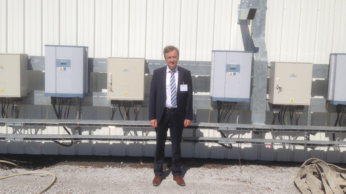 Nell'immagine: Sig. Andreas Hoischen, responsabile della Delta Solar Power Europa, e inverter Delta M50A installati nello stabilimento